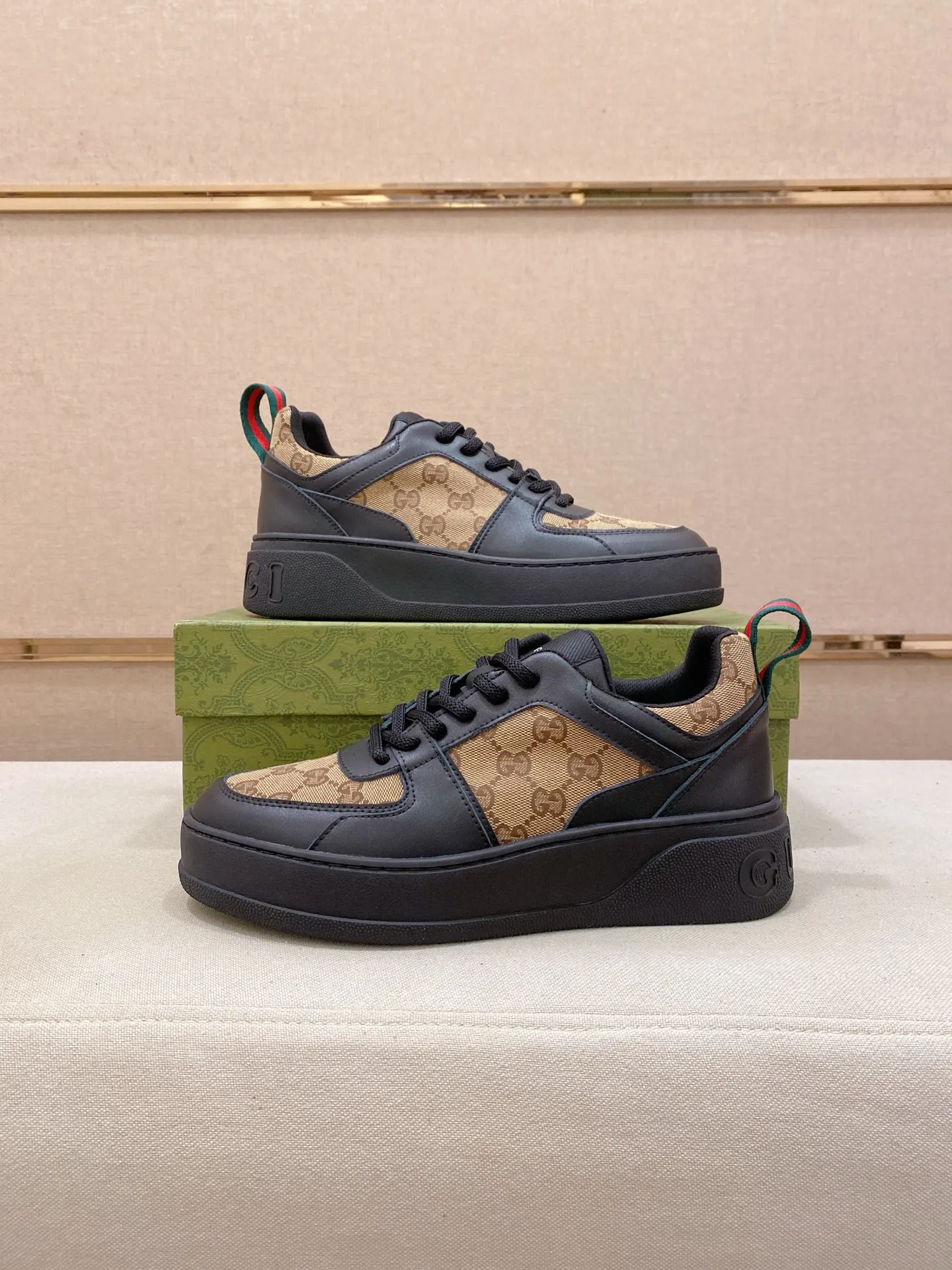 Men's clothing and shoes💰:420💰 (GUCCI) The latest model from the official website🎁🎁Casual and fashionable men's shoes👟, hot style💥The version is simple and elegant, exclusive for trendy men. The unique latest brand elements from the official website👑Original Gucci decoration, fashionable and generous, the fabric is original cowhide ✅Mesh breathable lining, the official website specifies wear-resistant casual outsole, the classic model is taken in kind at the counter🎬38-44 (can be customized for 45 non-refundable)